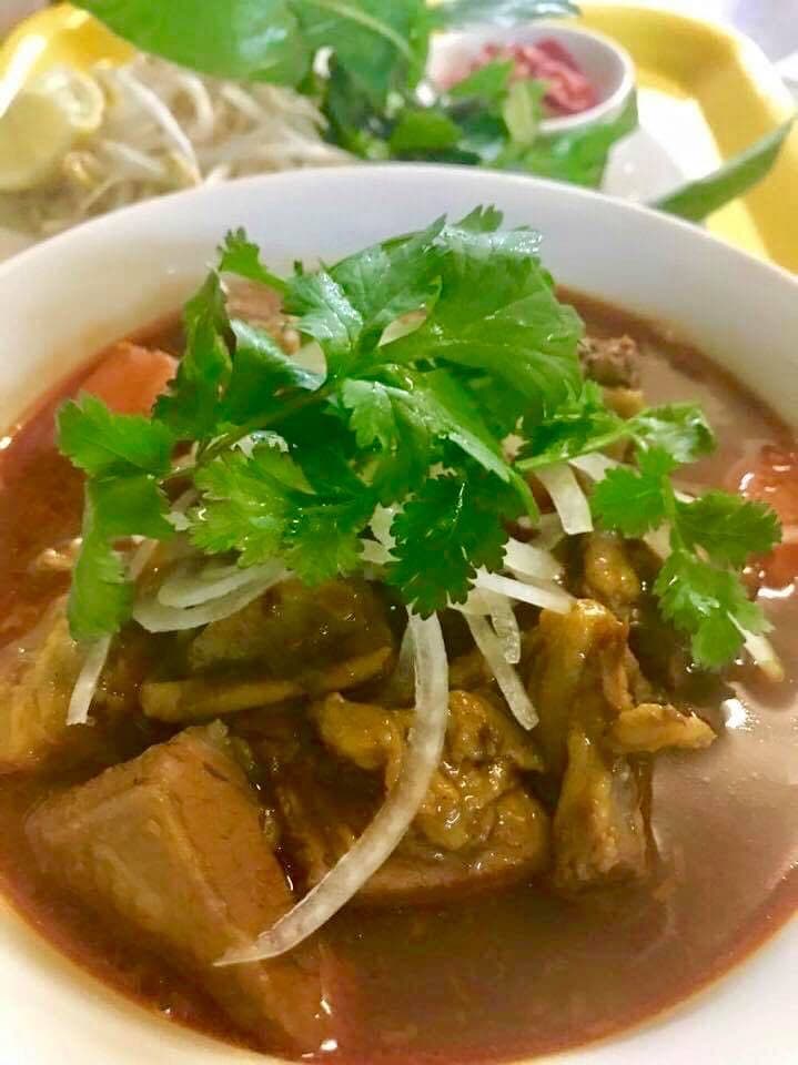 Stewed Beef w/ Bread Roll