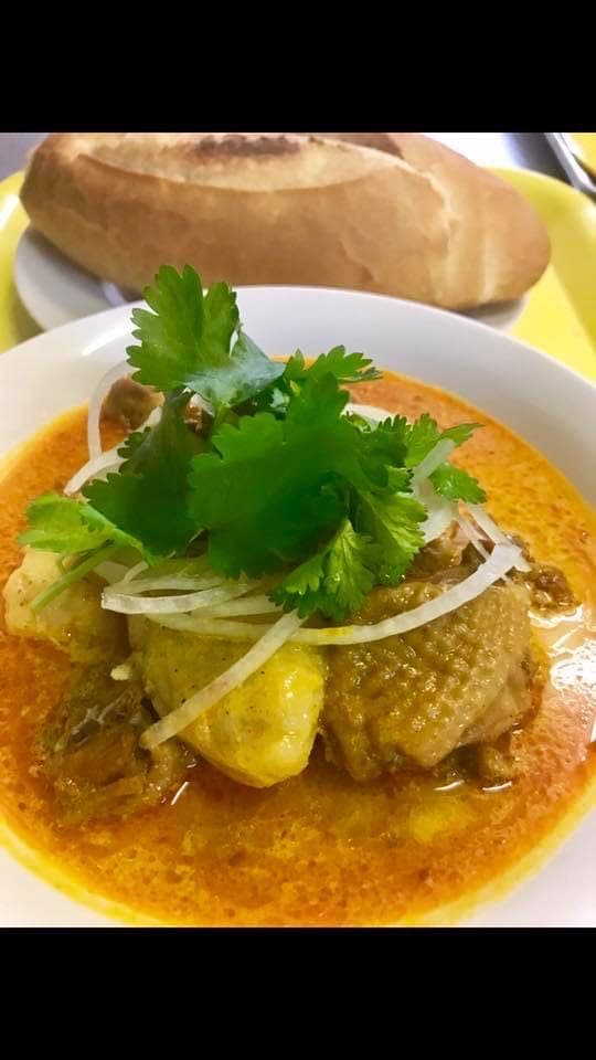 Chicken Curry w/ Bread Roll